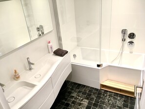 Badewanne, Haartrockner, Handtücher, Seife