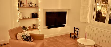 Televisio, kirjoja, stereot, työhuone