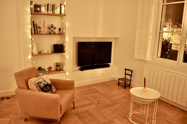 Fernseher, Bücher, Stereoanlage, Arbeitsbereiche