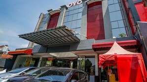 Un bâtiment reconnaissable à son grand panneau « oyo », à son entrée abritée et à son auvent rouge.