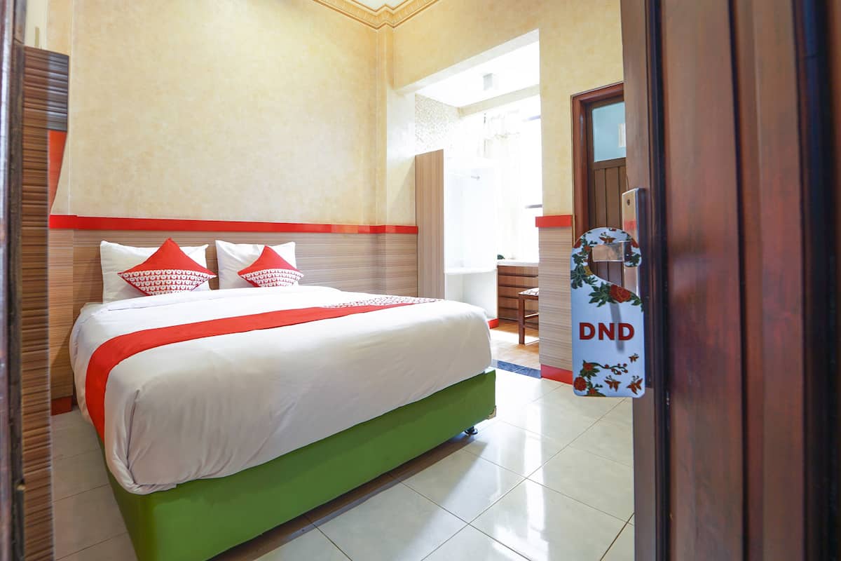Standard Double Room, Non Smoking | Desk, free WiFi, bed sheets
