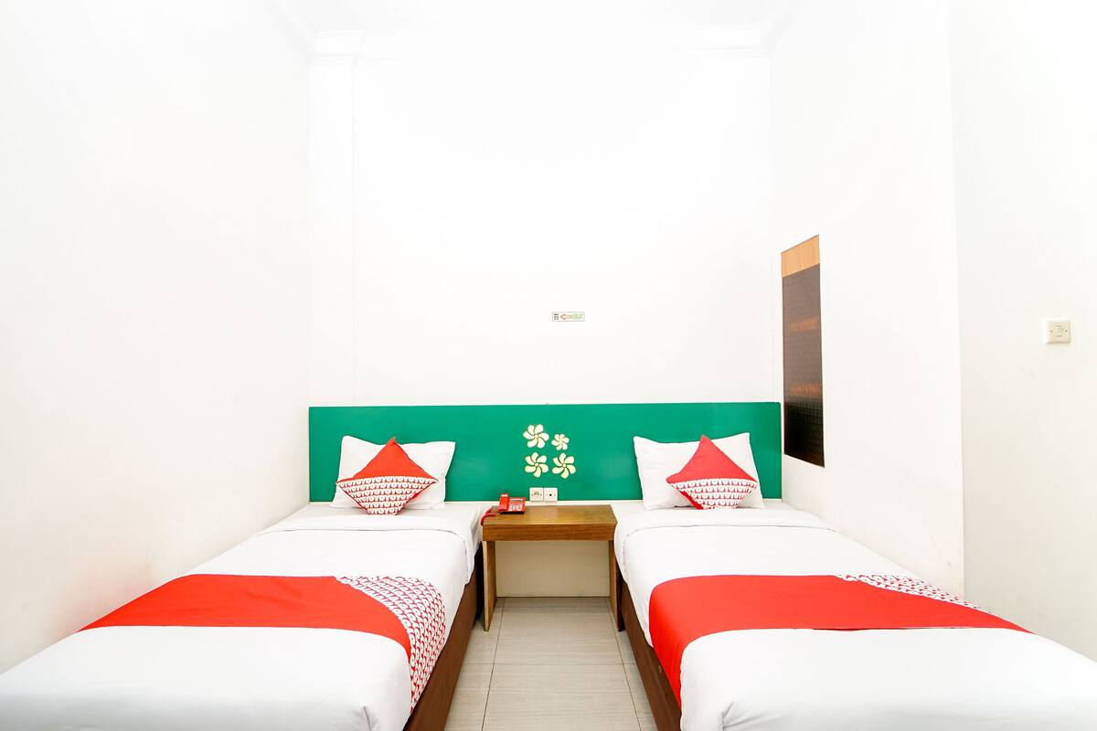 Standard Twin Room, Non Smoking | Desk, free WiFi, bed sheets