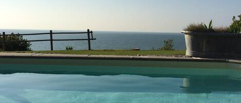 Una piscina al aire libre, una piscina climatizada