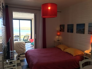 6 bedrooms, iron/ironing board, travel cot, free WiFi