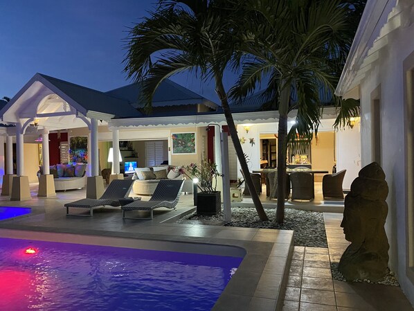 حمّام سباحة خارجي