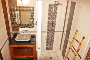 Dusche, Haartrockner, Handtücher, Toilettenpapier