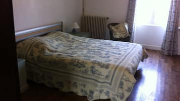 3 habitaciones, tabla de planchar con plancha y cuna de viaje