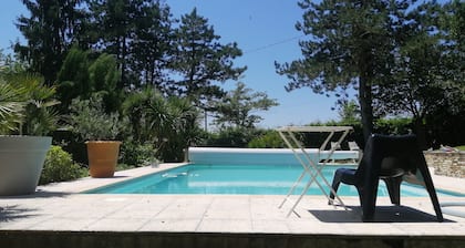 Belle villa climatisée avec piscine au sel chauffée.vue montagne, grand jardin.