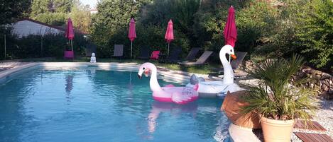 Una piscina al aire libre