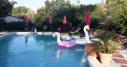 Quiet country house with swimming pool, ideal location.