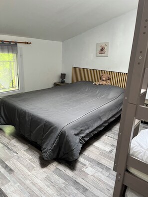 3 bedrooms, free WiFi, bed sheets