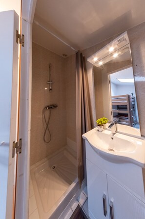 Douche, séchoir à cheveux, serviettes fournies