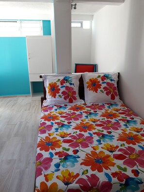 Iron/ironing board, free WiFi, bed sheets
