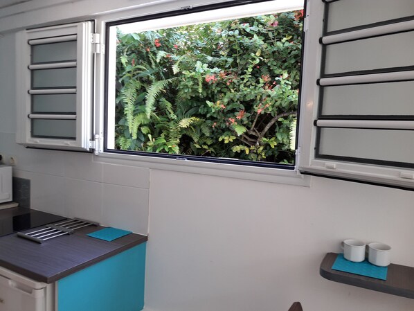 Refrigerador, microondas, parrilla de estufa y cafetera y tetera