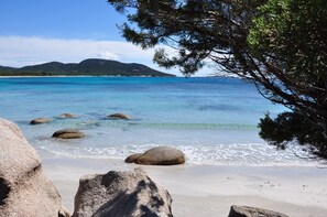 Perto da praia, espreguiçadeiras 