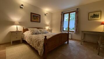 2 chambres, bureau, fer et planche Ă repasser, lit parapluie