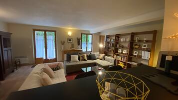 TV connectée, lecteur de DVD, livres, chaßne hi-fi