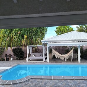 Una piscina al aire libre