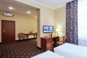 Standard trippelrum | Värdeförvaringsskåp på rummet, mörkläggningsgardiner och gratis wi-fi