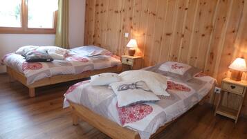 4 slaapkamers, een strijkplank/strijkijzer, reisbedje, gratis wifi