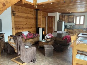 Téléviseur, foyer, lecteur de DVD, livres