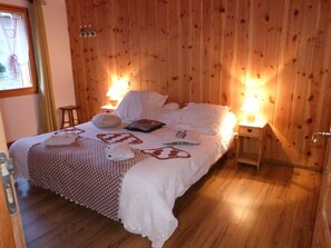 4 chambres, fer et planche à repasser, lit de bébé portatif