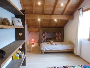 4 habitaciones, tabla de planchar con plancha y cuna de viaje 