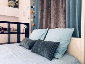 1 dormitorio, tabla de planchar con plancha, wifi y ropa de cama