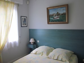 2 quartos, ferros/tábuas de passar roupa, berço de viagem