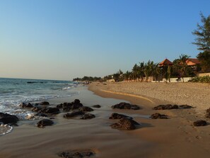 Ranta lähistöllä, rantapyyhkeitä