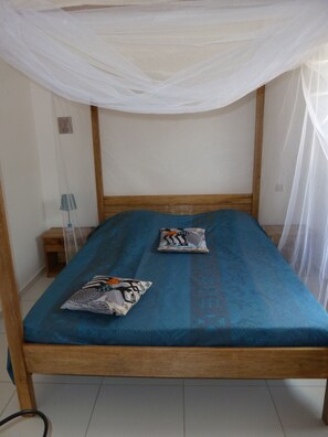 2 makuuhuonetta, tallelokero huoneessa, silitysrauta/-lauta