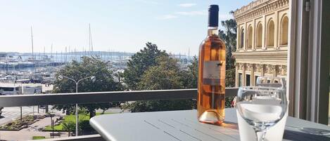 屋外ダイニングエリア