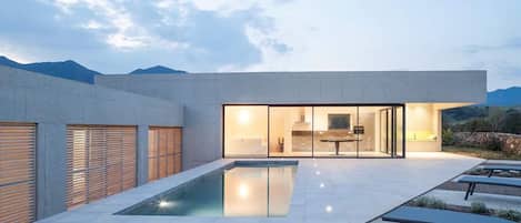 Una piscina climatizada, sillones reclinables de piscina