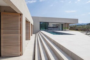 温水プール、サンラウンジャー