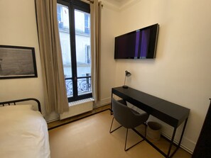 3 habitaciones, escritorio y tabla de planchar con plancha 