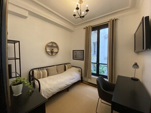 3 Schlafzimmer, Schreibtisch, Bügeleisen/Bügelbrett, Reisekinderbett