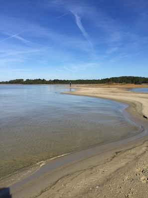 Plage à proximité, chaises longues