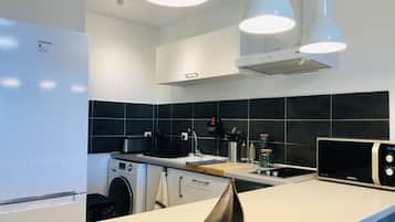 Coffee/tea maker, fridge, microwave, oven