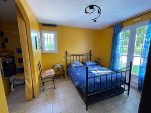 5 bedrooms, desk, iron/ironing board, free WiFi