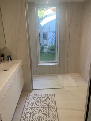 Combinazione doccia/vasca, bidet, asciugamani, carta igienica