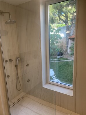 Kombination af bruser/badekar, bidet, håndklæder, Toiletpapir