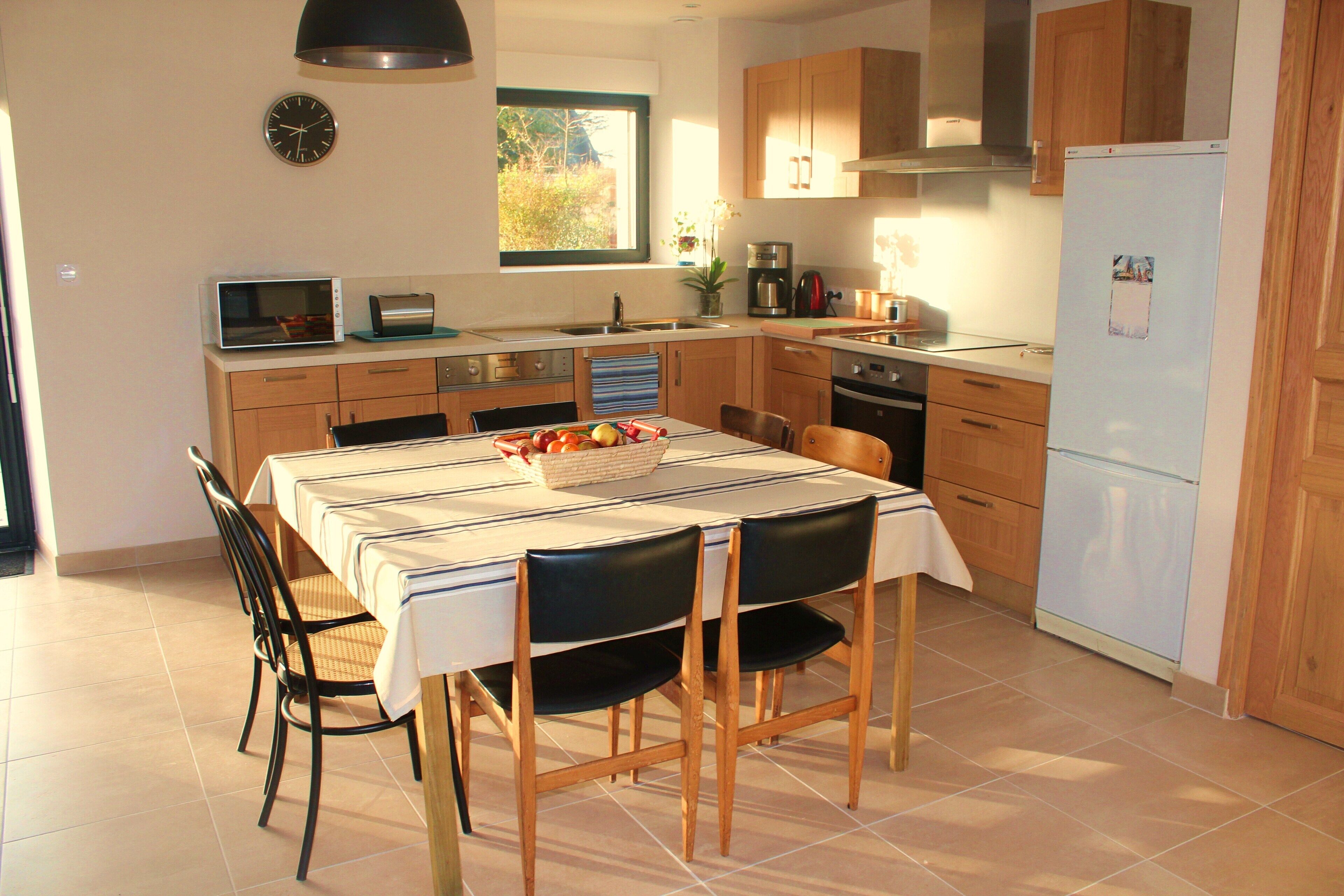 Kylskåp, mikrovågsugn, ugn och spishäll