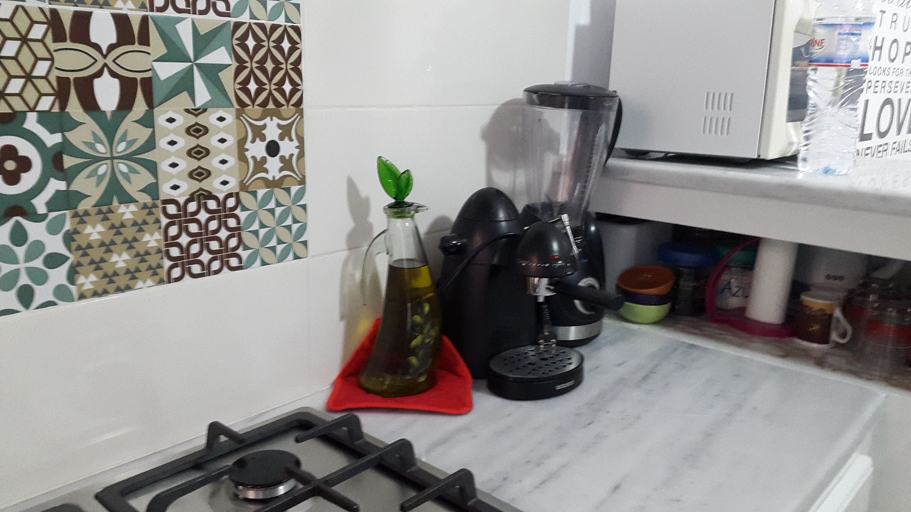 Mikrovågsugn, kaffe- och tebryggare och grytor/köksredskap