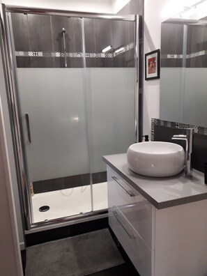 Dusche, Haartrockner, Handtücher, Seife