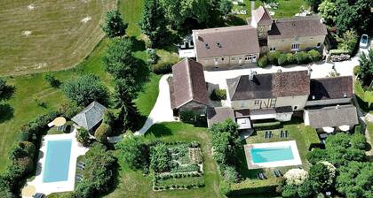 Large comfortable cottage (4 *) with terrace, garden and private heated pool.