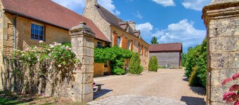 Large comfortable cottage (4 *) with terrace, garden and private heated pool.