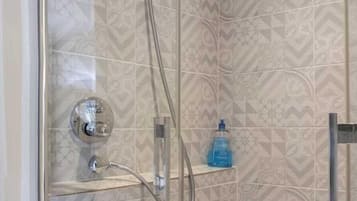 Produtos de toalete biodegradáveis, secador de cabelo, toalhas de banho