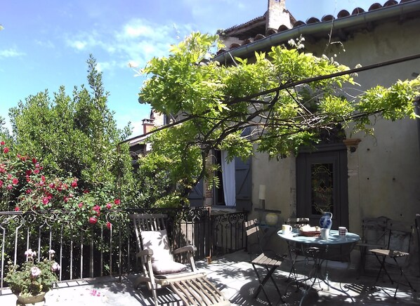 Outdoor dining - label - 3 ears of corn - Charming apartment, private terrace and swimming pool (BELCASTEL)