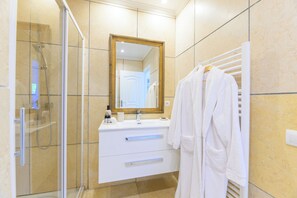 Badewanne, Haartrockner, Bidet, Handtücher