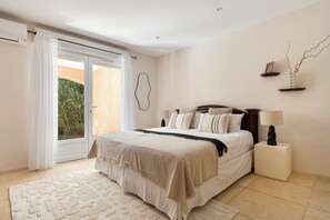 6 bedrooms, iron/ironing board, Internet, bed sheets